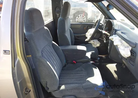 2000 Chevrolet S-10 Ls из США, поврежденный, VIN 1GCCS144XYK160171